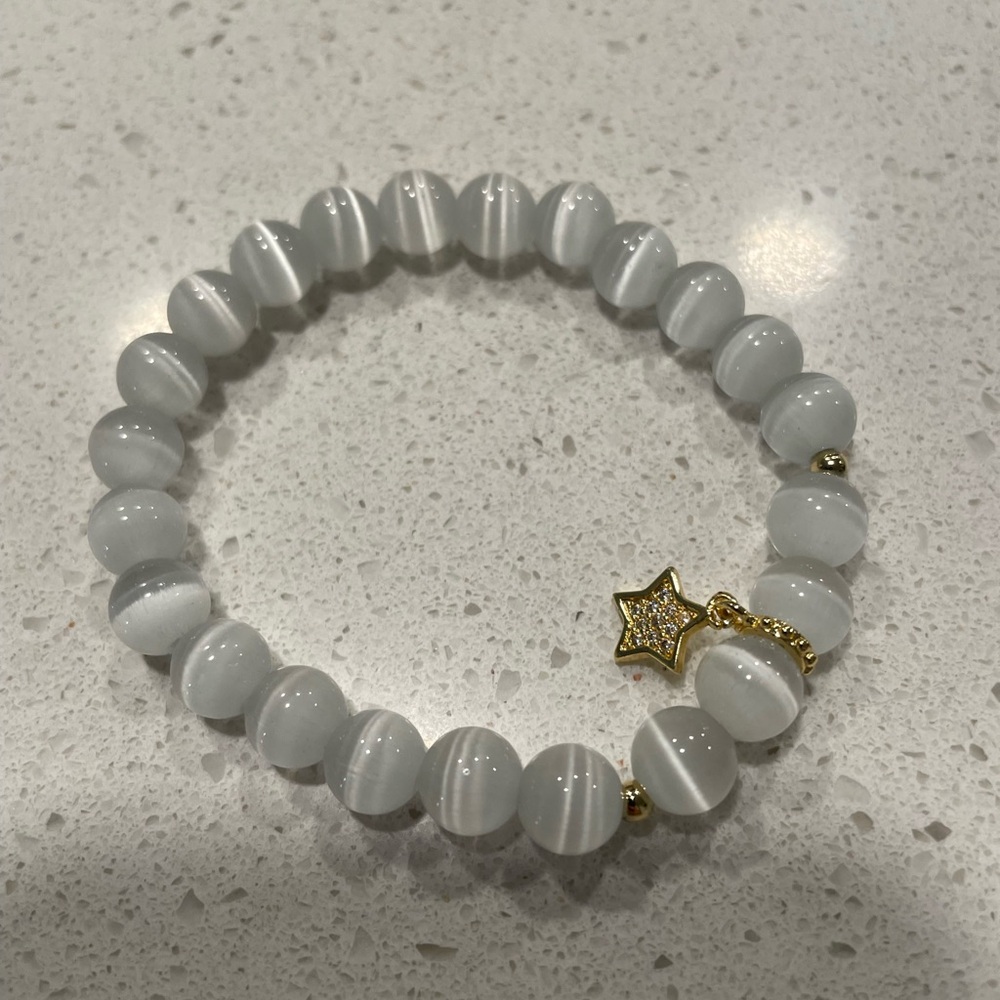 Elegant White Beaded Bracelet with Gold Star Charm